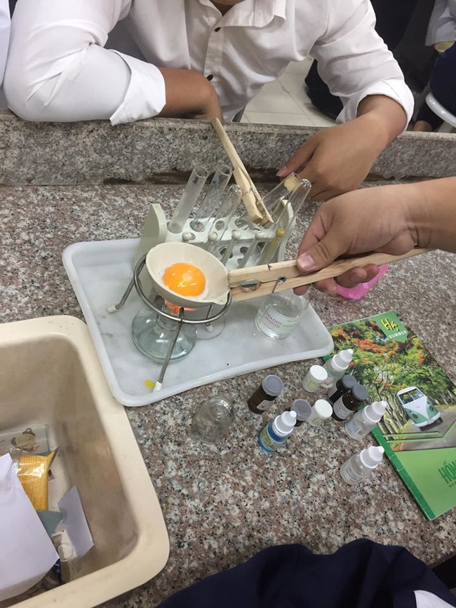 Đi học vội chưa kịp ăn sáng, nhóm học sinh nghĩ ra cách lót bụng cực lầy, đến giáo viên cũng không thốt nên lời-1