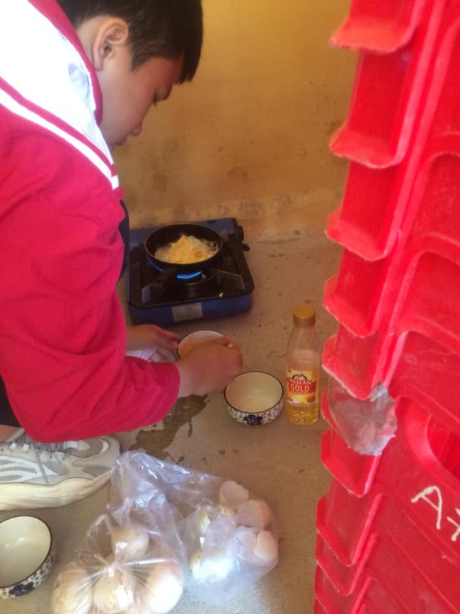 Đi học vội chưa kịp ăn sáng, nhóm học sinh nghĩ ra cách lót bụng cực lầy, đến giáo viên cũng không thốt nên lời-2