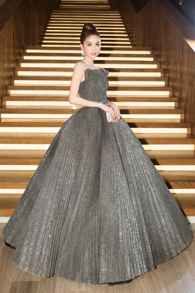 SAO MẶC ĐẸP: Ngọc Trinh có đến 3 lần lột xác hoàn hảo - Nhã Phương trung thành với đầm công chúa-4
