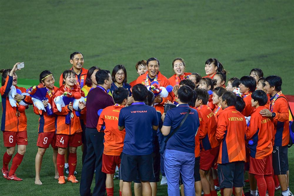 Mồ hôi, máu và nước mắt đưa tuyển nữ Việt Nam gặt vàng SEA Games-39