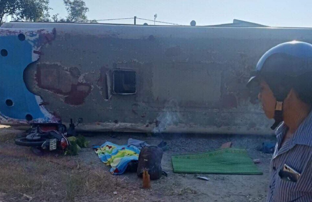 Ô tô lật đè chết 2 người đi xe máy, 11 công nhân nhập viện-1