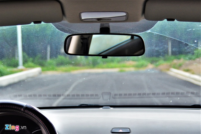 Vì sao trên kính lái ôtô có những chấm đen nhỏ li ti?-1