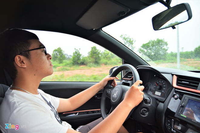 Vì sao trên kính lái ôtô có những chấm đen nhỏ li ti?-2