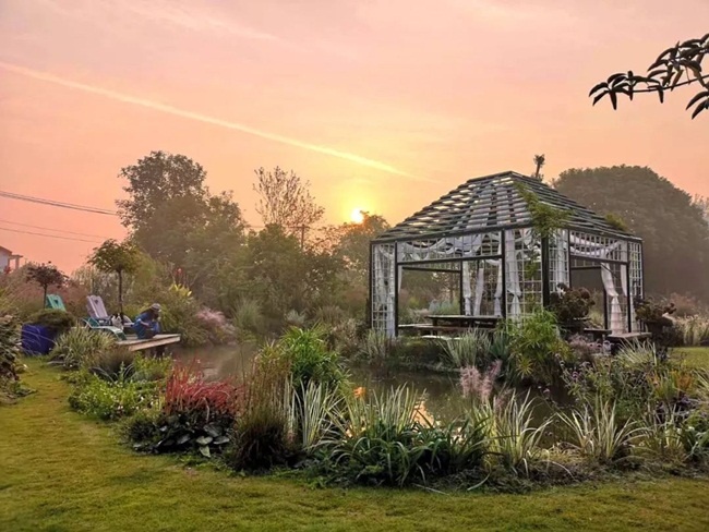 Vợ chồng bỏ việc về quê sống, biến khu đất ruộng thành nơi ở vạn người mê-2