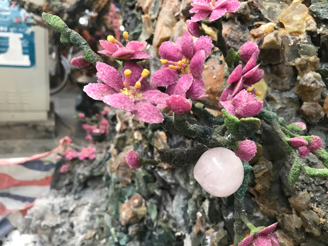 Cây đào nở đầy hoa đá quý nặng 2 tấn, 500 triệu ai dám mua-11