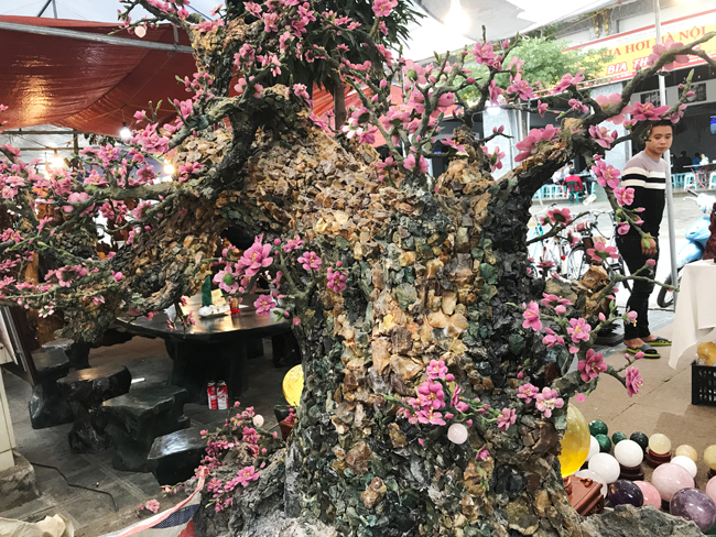 Cây đào nở đầy hoa đá quý nặng 2 tấn, 500 triệu ai dám mua-12