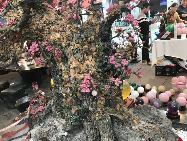 Cây đào nở đầy hoa đá quý nặng 2 tấn, 500 triệu ai dám mua-14