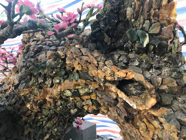 Cây đào nở đầy hoa đá quý nặng 2 tấn, 500 triệu ai dám mua-9