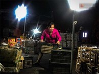 Phận đời những nữ cửu vạn 'bán sức' trong đêm tại chợ Đông Ba: 'Không giành nhau từng bao hàng thì con cái chúng tôi lấy gì ăn?'