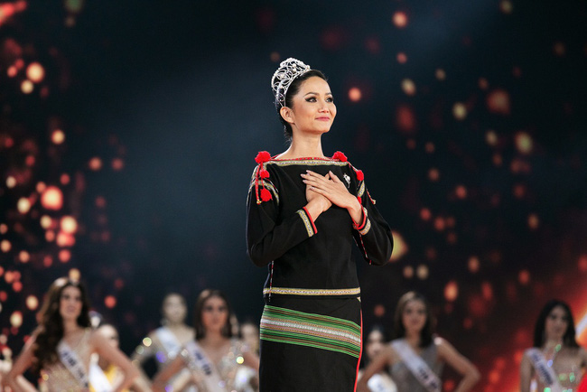 HHen Niê tâm sự sau khi hết nhiệm kỳ: Xưa đi về được nhiều người đưa đón, nay phải tự mình bắt taxi-1