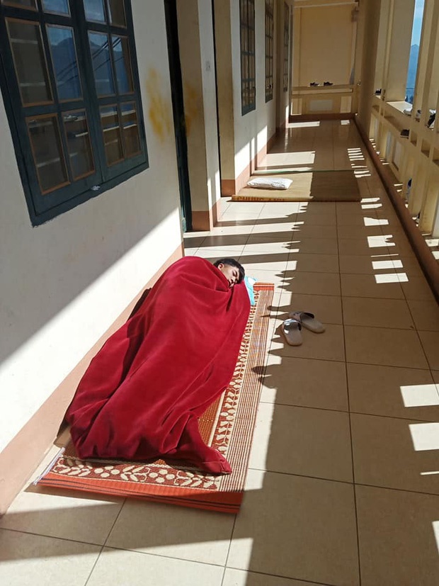 Học sinh đi học mùa rét: Tranh thủ nắng ấm mang chăn ra hành lang ngủ, bịt kín từ đầu đến chân như ninja-5
