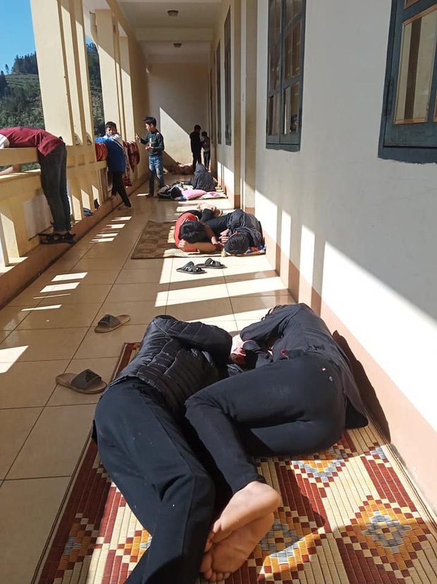 Học sinh đi học mùa rét: Tranh thủ nắng ấm mang chăn ra hành lang ngủ, bịt kín từ đầu đến chân như ninja-6