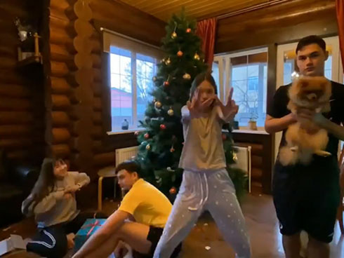 Lỡ chửa trước, gia đình cô dâu bị thông gia mỉa mai Chơi bài hay đấy nên đứng dậy về thẳng, hành động ngay sau đó của chú rể chẳng ai ngờ tới-4