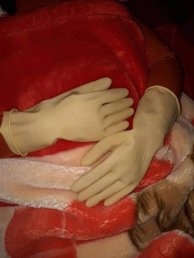Đeo găng tay cao su đi ngủ, người phụ nữ khiến chồng con lo sợ không dám động vào vì một lý do-1