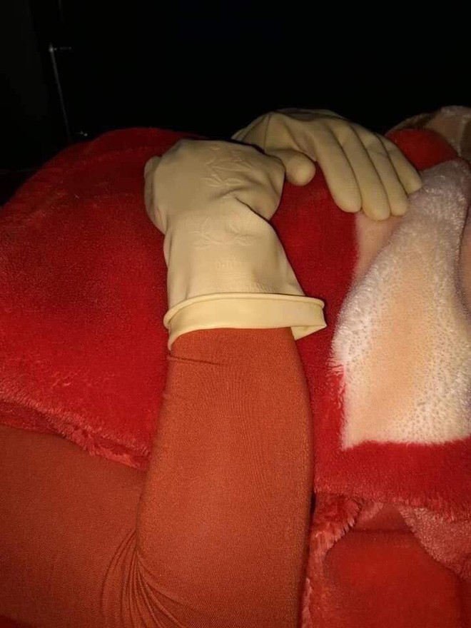 Đeo găng tay cao su đi ngủ, người phụ nữ khiến chồng con lo sợ không dám động vào vì một lý do-2