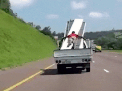 Nhặt chiếc mũ đánh rơi, người đàn ông suýt phải trả giá bằng cả tính mạng-1