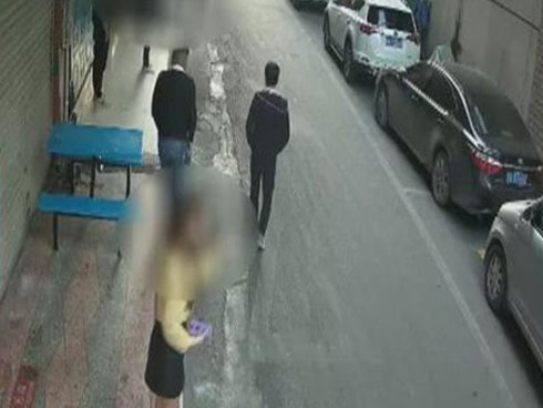 Phát hiện người yêu và bạn thân lén lút qua lại, cô gái trẻ trừng trị tiểu tam bằng hành động bạo lực bị dân mạng lên án dữ dội-4