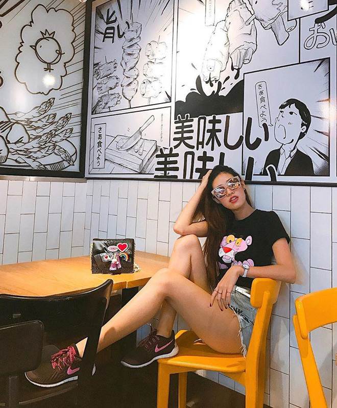 Ăn mặc cá tính hết phần thiên hạ, Hoa hậu Khánh Vân còn mê xài túi hiệu chẳng kém ai-13