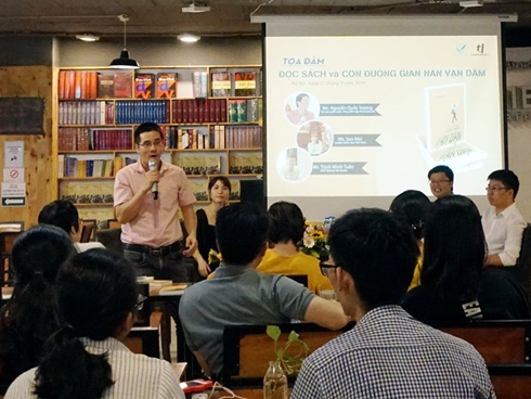 Dân mạng thi nhau chia sẻ một trang trong cuốn sách giáo khoa của thế hệ trước, nội dung mở đầu khiến ai nấy bất ngờ: Sao mà ấm áp thế!-2