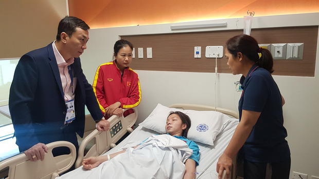 Tuyển thủ nữ Việt Nam ngất xỉu, phải đi cấp cứu sau trận chung kết với Thái Lan tại SEA Games 30-2