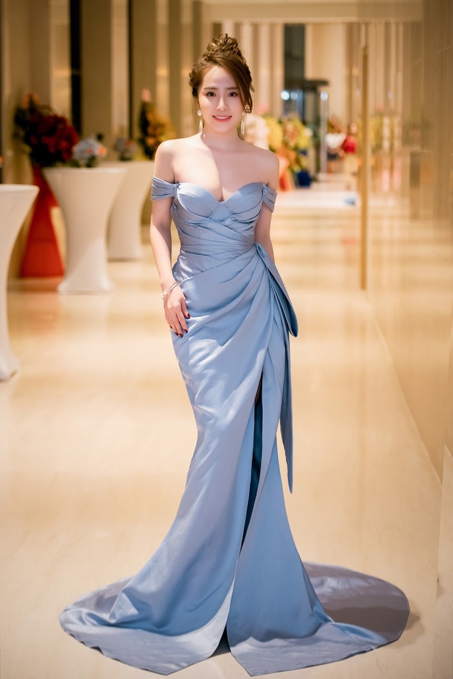 Quỳnh Nga diện đầm gợi cảm, tình tứ sánh bước bên Việt Anh-1