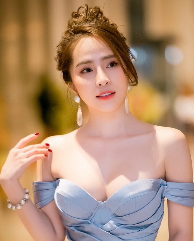 Quỳnh Nga diện đầm gợi cảm, tình tứ sánh bước bên Việt Anh-3