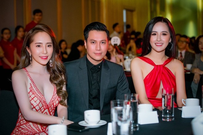 Quỳnh Nga diện đầm gợi cảm, tình tứ sánh bước bên Việt Anh-10