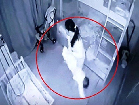 Tạm giữ nữ giúp việc dốc ngược, quăng đi quăng lại bé gái 13 tháng ở Nghệ An