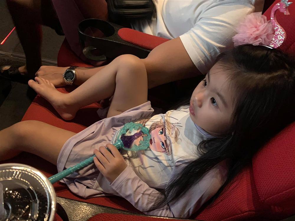 Đưa con gái 3 tuổi đi xem phim Elsa, Vân Trang sợ bé không hiểu nhưng Nì phản ứng khiến mẹ bất ngờ-6
