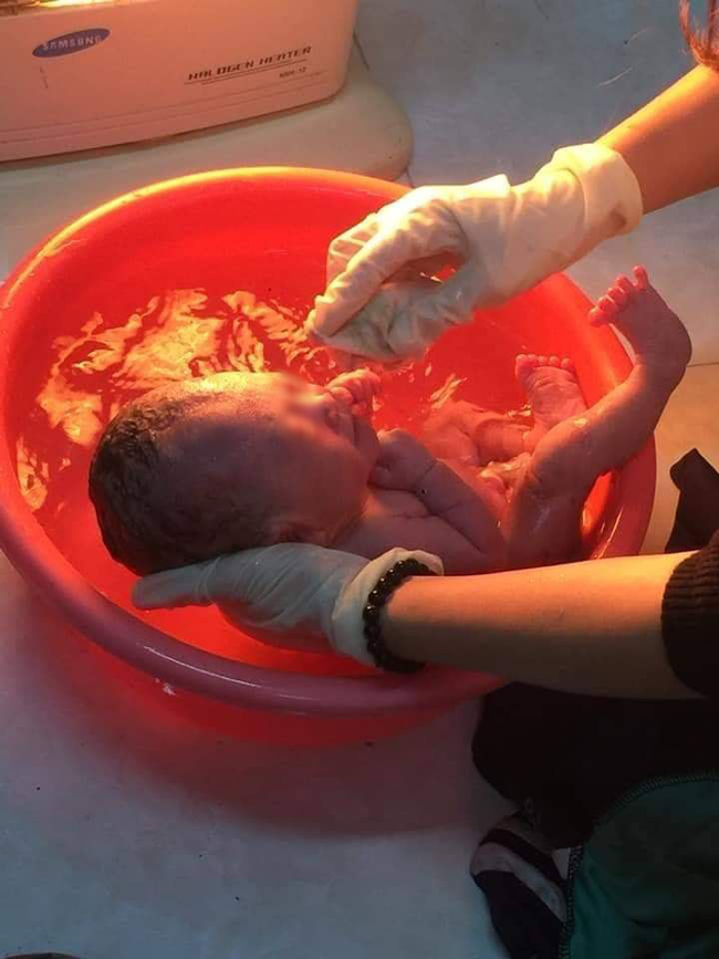 Nóng: Xôn xao hình ảnh bé sơ sinh còn nguyên dây rốn được phát hiện trong thùng rác giữa thời tiết giá lạnh tại Hà Nội-2