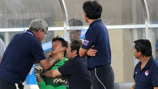 Tròn 10 năm HLV trưởng U23 Việt Nam bóp cổ thủ môn ở chung kết SEA Games: Khoảnh khắc ám ảnh vẫn chưa có lời giải-1