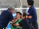 Thủ môn Việt Nam lên tiếng về bức ảnh bị bóp cổ ở SEA Games: Thầy muốn tôi ở lại chứng kiến thất bại của đội nhà-2