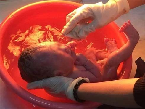 Vụ bé sơ sinh còn nguyên dây rốn được phát hiện trong thùng rác giữa thời tiết giá lạnh tại Hà Nội: Người mẹ tâm thần đã nhận con