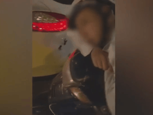 CLIP: Đâm vào siêu xe Porsche, người đàn ông gục luôn trên xe máy ngủ gật