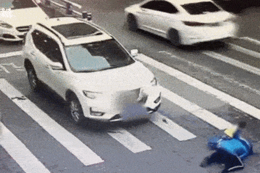 Một vụ tai nạn giao thông xôn xao cộng đồng mạng nhưng thái độ và hành vi của cậu bé nạn nhân mới là thứ khiến nhiều người thích thú-1