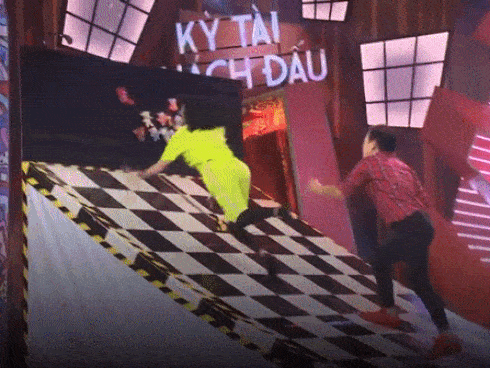 Trường Giang khiến Elly Trần ngã mạnh ở game show