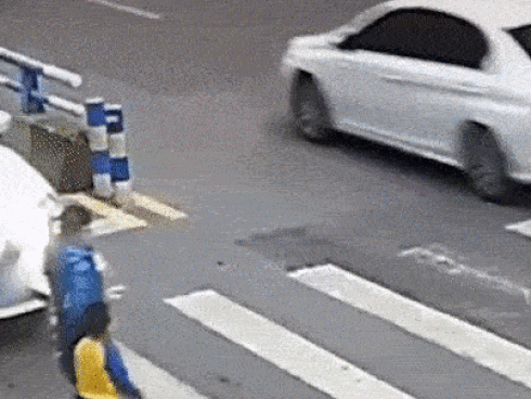 Đứa bé 9 tuổi chết tức tưởi vì tựa người vào cửa sổ tầng 30, nguyên nhân hành động kia khiến người lớn đau lòng-3