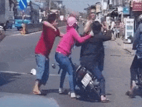 Nam thanh niên ném gạch trước đầu ôtô dằn mặt-1