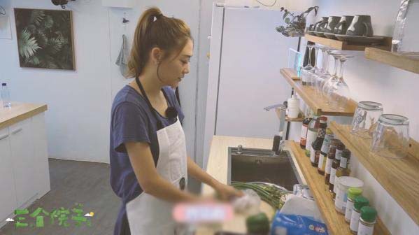 Biết chồng hẹn người tình tới nhà nghỉ hâm nóng tình yêu, vợ hộc tốc gửi con phi tới đánh ghen nhưng vừa nhìn mặt tình địch cô lại vỗ tay: Đẹp đôi lắm!-1