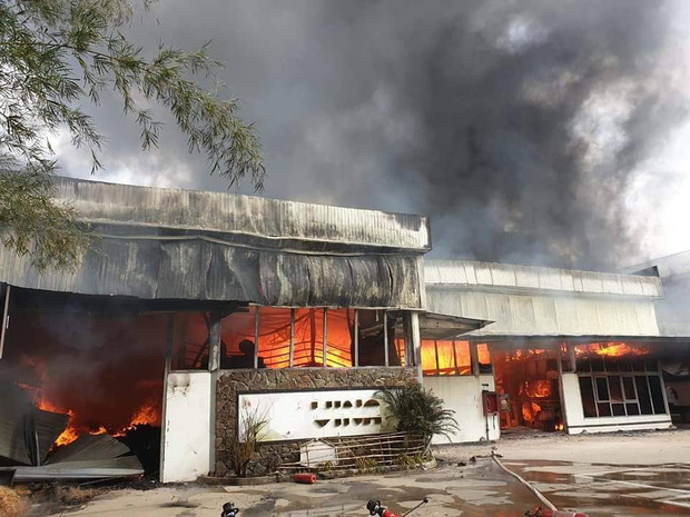Cháy lớn kinh hoàng tại xưởng gỗ, cột khói cao hàng chục mét nằm sát cơ sở gas-1