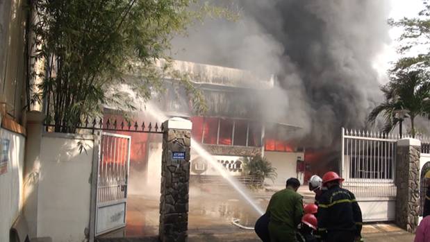 Cháy lớn kinh hoàng tại xưởng gỗ, cột khói cao hàng chục mét nằm sát cơ sở gas-3