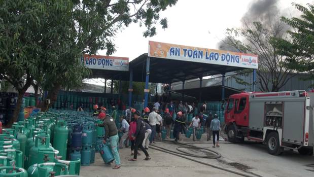 Cháy lớn kinh hoàng tại xưởng gỗ, cột khói cao hàng chục mét nằm sát cơ sở gas-6