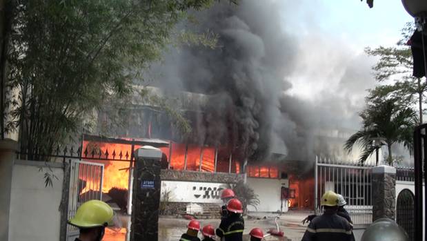 Cháy lớn kinh hoàng tại xưởng gỗ, cột khói cao hàng chục mét nằm sát cơ sở gas-8