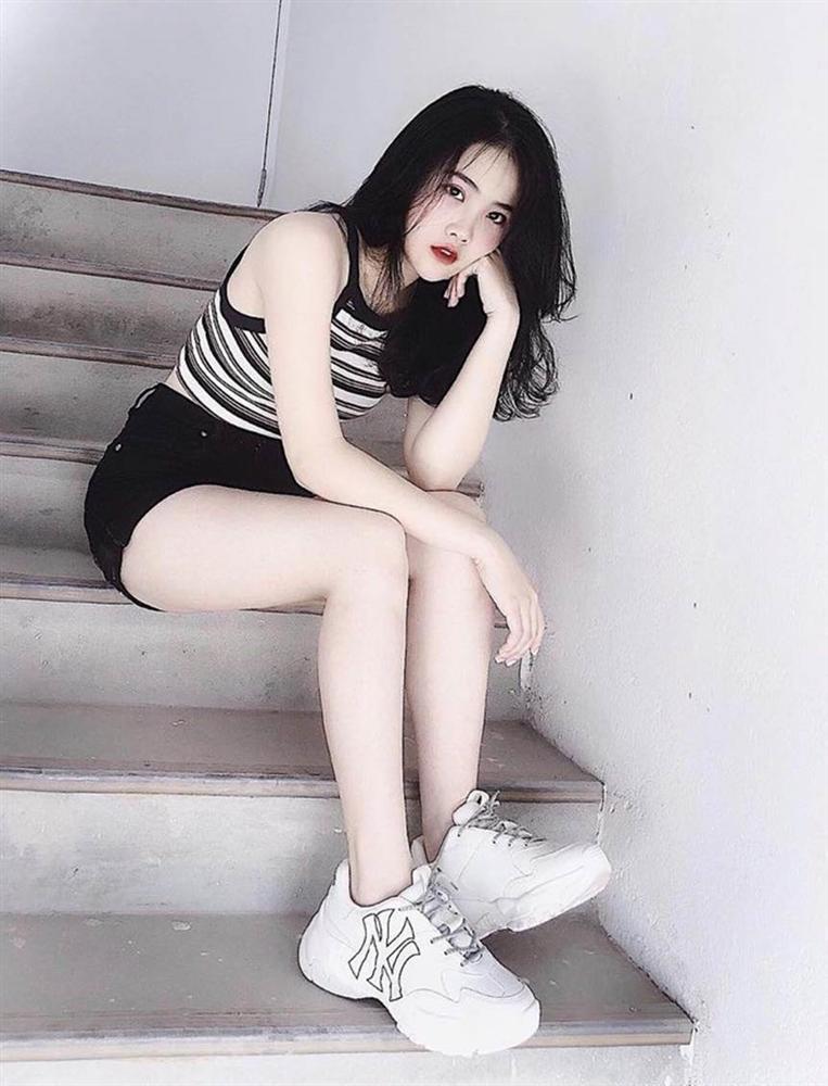 Bạn gái cầu thủ dự SEA Games 30 toàn hot girl có phong cách gợi cảm-12