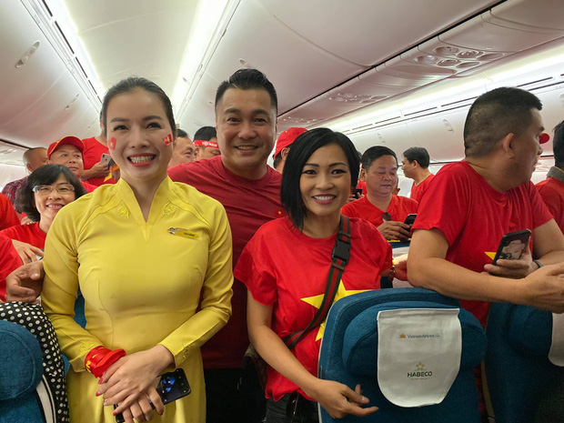 Phương Thanh, Lý Hùng và hàng trăm CĐV nhuộm đỏ sân bay, sang Philippines cổ vũ U22 Việt Nam thi chung kết SEA Games 30-1