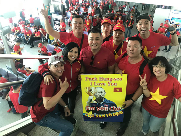 Phương Thanh, Lý Hùng và hàng trăm CĐV nhuộm đỏ sân bay, sang Philippines cổ vũ U22 Việt Nam thi chung kết SEA Games 30-2