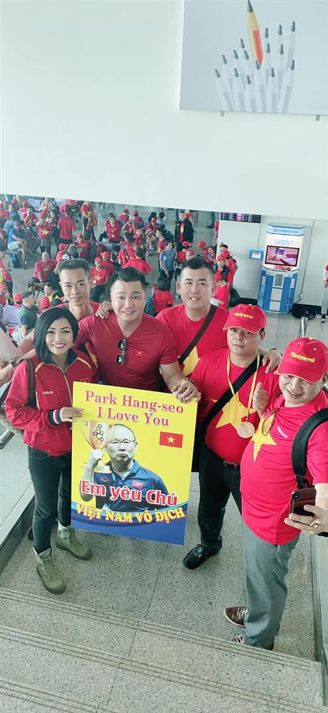Phương Thanh, Lý Hùng và hàng trăm CĐV nhuộm đỏ sân bay, sang Philippines cổ vũ U22 Việt Nam thi chung kết SEA Games 30-3