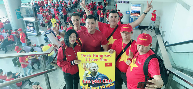 Phương Thanh, Lý Hùng và hàng trăm CĐV nhuộm đỏ sân bay, sang Philippines cổ vũ U22 Việt Nam thi chung kết SEA Games 30-4
