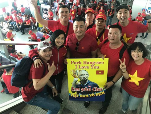 Phương Thanh, Lý Hùng và hàng trăm CĐV nhuộm đỏ sân bay, sang Philippines cổ vũ U22 Việt Nam thi chung kết SEA Games 30