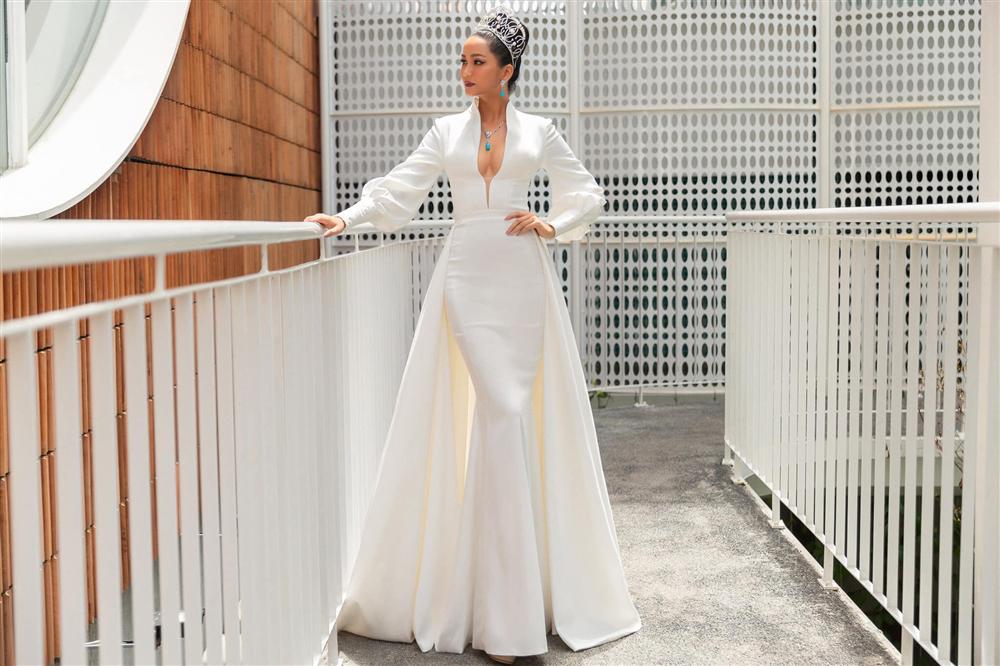 H’Hen Niê sau 2 năm đăng quang: Body ngày một quyến rũ, liên tục diện đồ ôm sát khiến dân tình đổ rạp” vì vòng eo con kiến - vòng 3 căng tràn-9